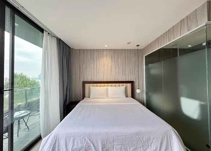 22Land Moon West Lake